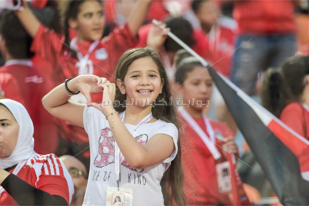 الجماهير المصرية تزين إستاد القاهرة قبل مباراة أوغندا