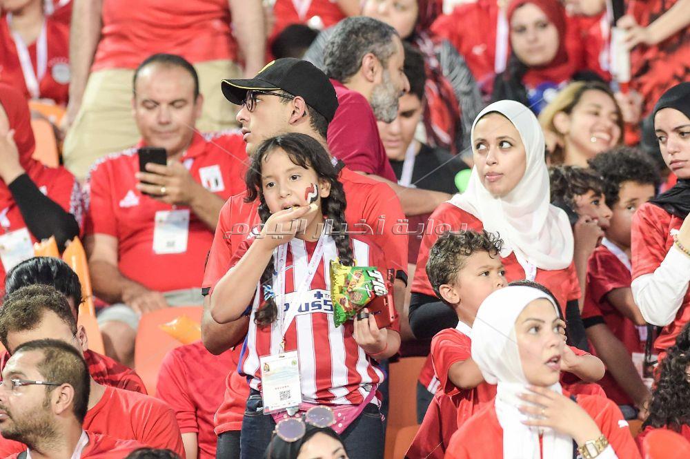 الجماهير المصرية تزين إستاد القاهرة قبل مباراة أوغندا