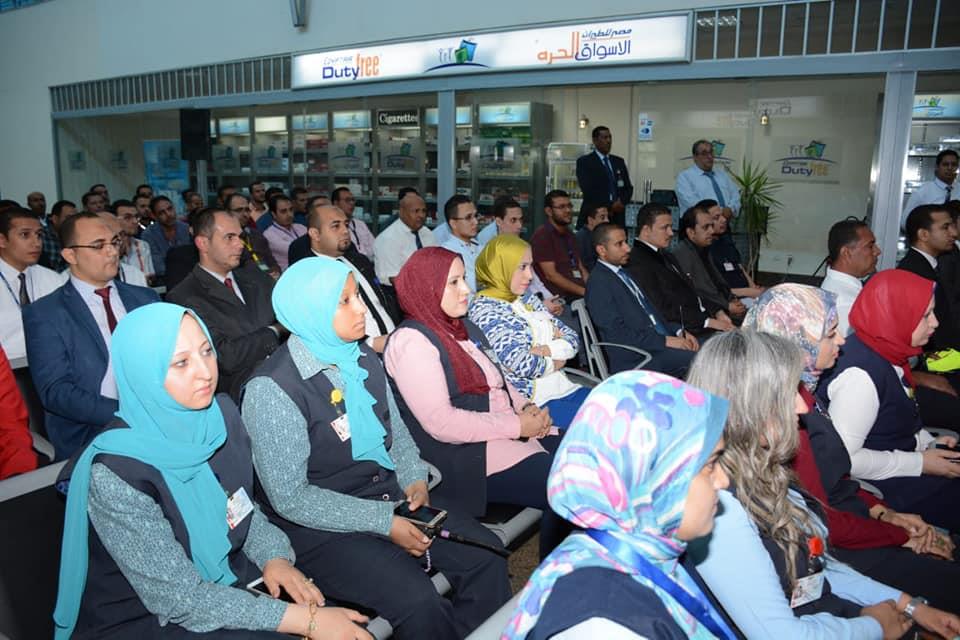وزير الطيران يتفقد مطار سوهاج ويجتمع بالعاملين 