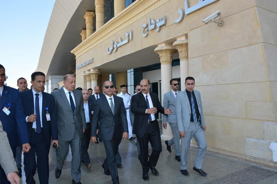 وزير الطيران يتفقد مطار سوهاج ويجتمع بالعاملين 