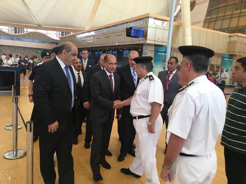 وزير الطيران المدني يتفقد المنظومة وأنظمة كاميرات المراقبة بمطار شرم الشيخ 