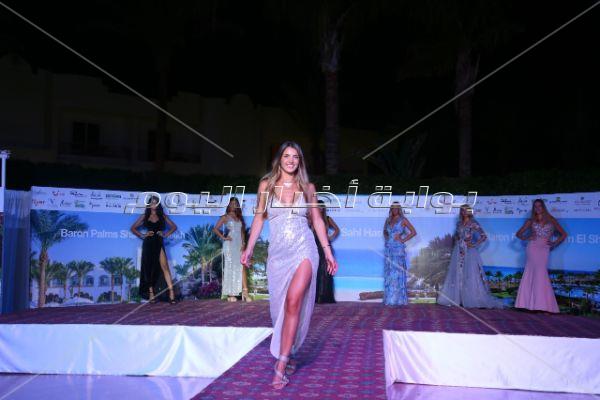 ملكات جمال بلجيكا يرفعون علم مصر في شرم الشيخ