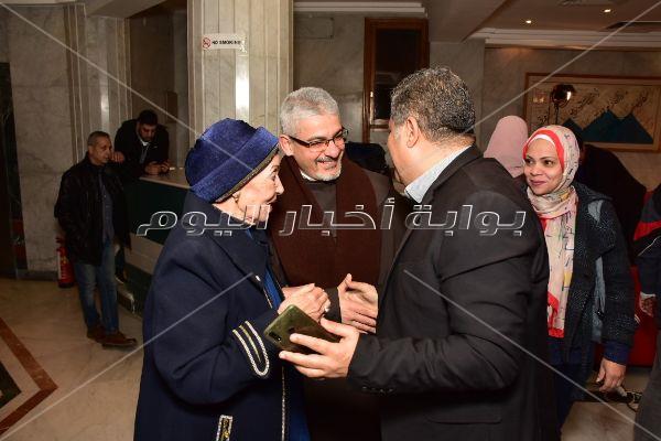  محمود حميدة وصناع مهرجان الأقصر يحتفلون بعيد ميلاد يوسف شاهين