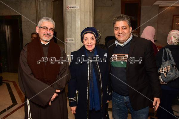  محمود حميدة وصناع مهرجان الأقصر يحتفلون بعيد ميلاد يوسف شاهين