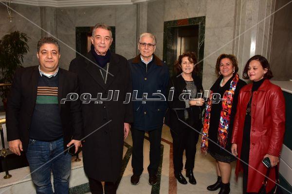  محمود حميدة وصناع مهرجان الأقصر يحتفلون بعيد ميلاد يوسف شاهين