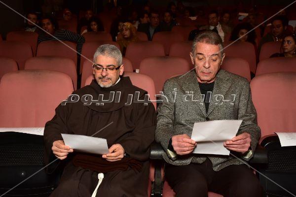  محمود حميدة وصناع مهرجان الأقصر يحتفلون بعيد ميلاد يوسف شاهين