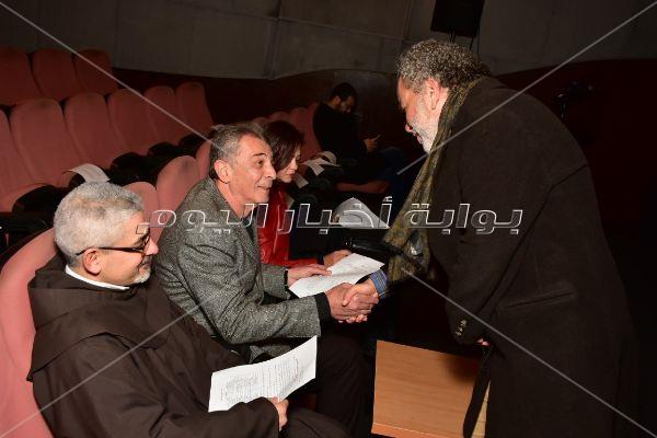  محمود حميدة وصناع مهرجان الأقصر يحتفلون بعيد ميلاد يوسف شاهين