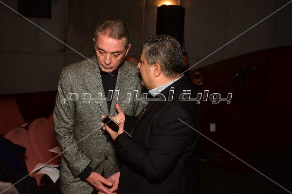  محمود حميدة وصناع مهرجان الأقصر يحتفلون بعيد ميلاد يوسف شاهين