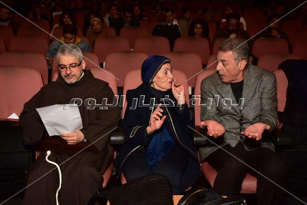  محمود حميدة وصناع مهرجان الأقصر يحتفلون بعيد ميلاد يوسف شاهين