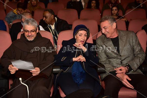  محمود حميدة وصناع مهرجان الأقصر يحتفلون بعيد ميلاد يوسف شاهين