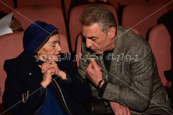  محمود حميدة وصناع مهرجان الأقصر يحتفلون بعيد ميلاد يوسف شاهين