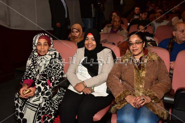  محمود حميدة وصناع مهرجان الأقصر يحتفلون بعيد ميلاد يوسف شاهين