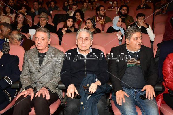 محمود حميدة وصناع مهرجان الأقصر يحتفلون بعيد ميلاد يوسف شاهين