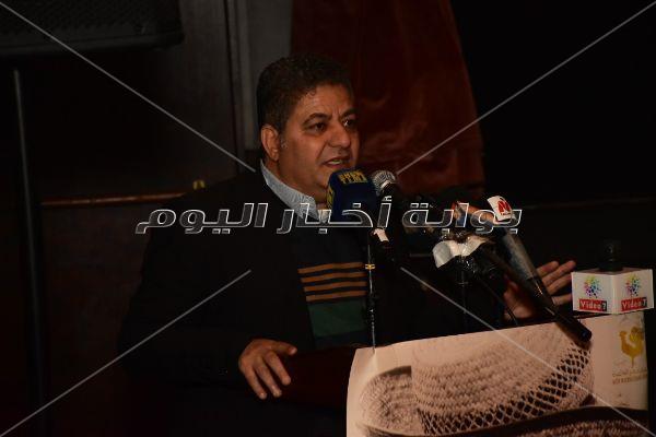  محمود حميدة وصناع مهرجان الأقصر يحتفلون بعيد ميلاد يوسف شاهين