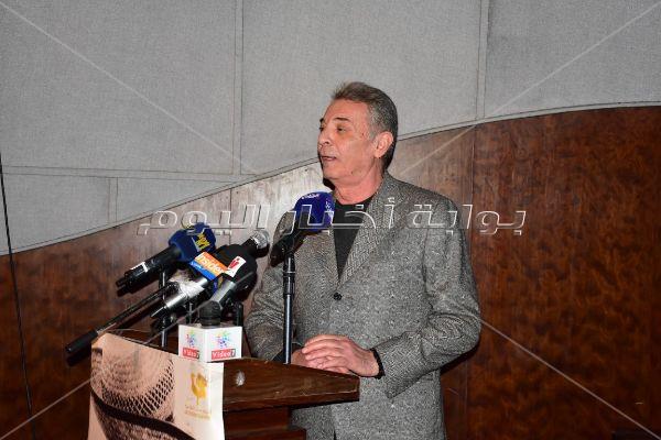  محمود حميدة وصناع مهرجان الأقصر يحتفلون بعيد ميلاد يوسف شاهين