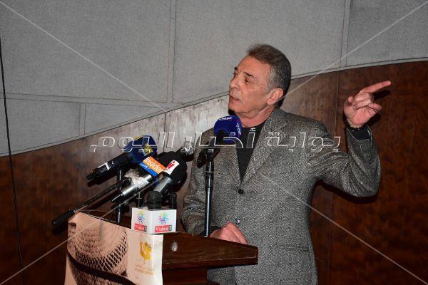  محمود حميدة وصناع مهرجان الأقصر يحتفلون بعيد ميلاد يوسف شاهين