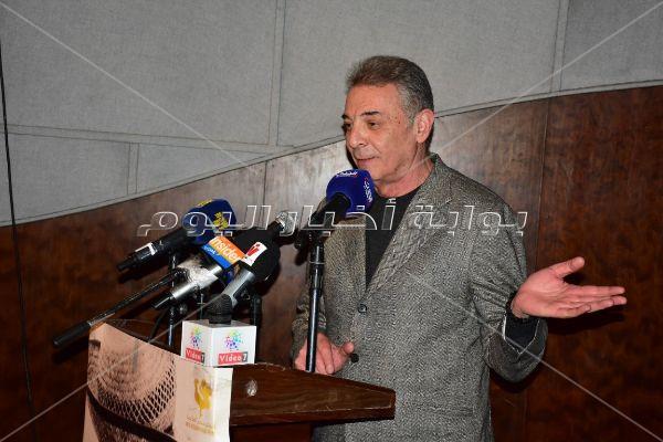  محمود حميدة وصناع مهرجان الأقصر يحتفلون بعيد ميلاد يوسف شاهين