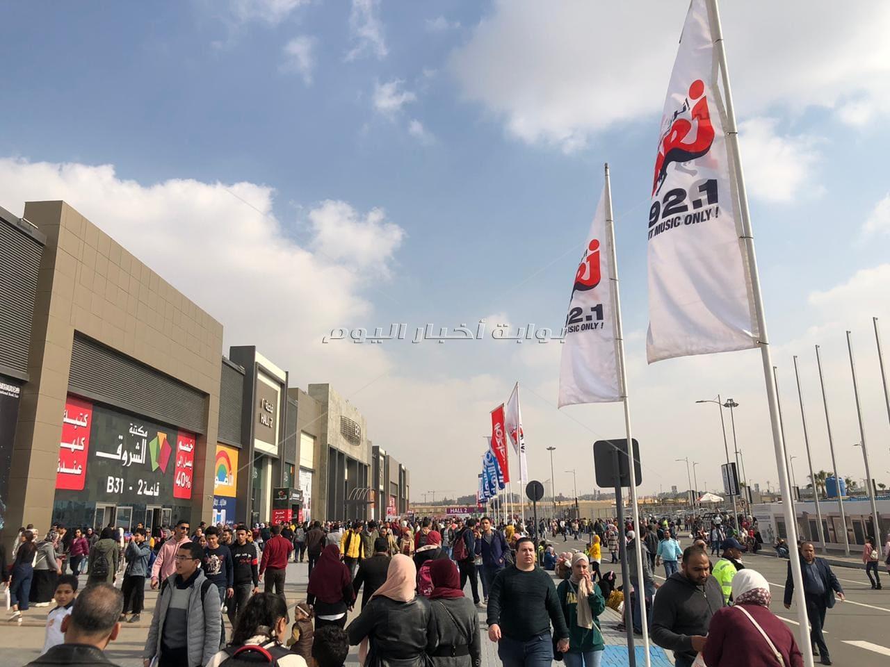 مذيعو إينرجي وسط جمهور معرض الكتاب