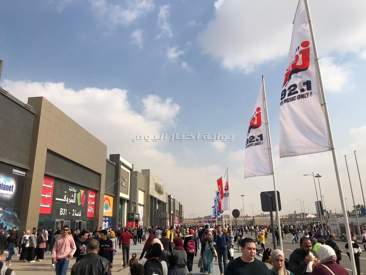 مذيعو إينرجي وسط جمهور معرض الكتاب