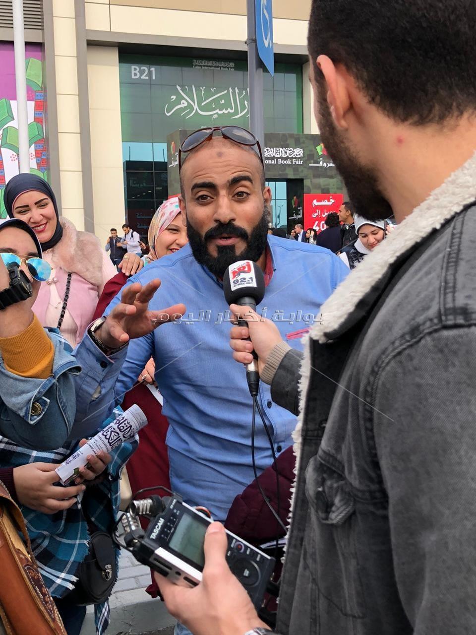 مذيعو إينرجي وسط جمهور معرض الكتاب