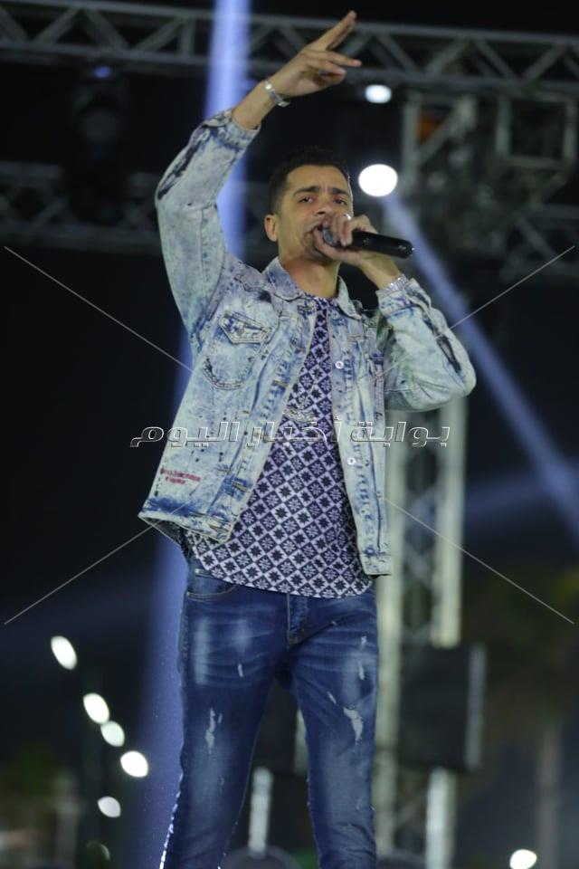 حسن شاكوش يُشعل حفل عيد الحب