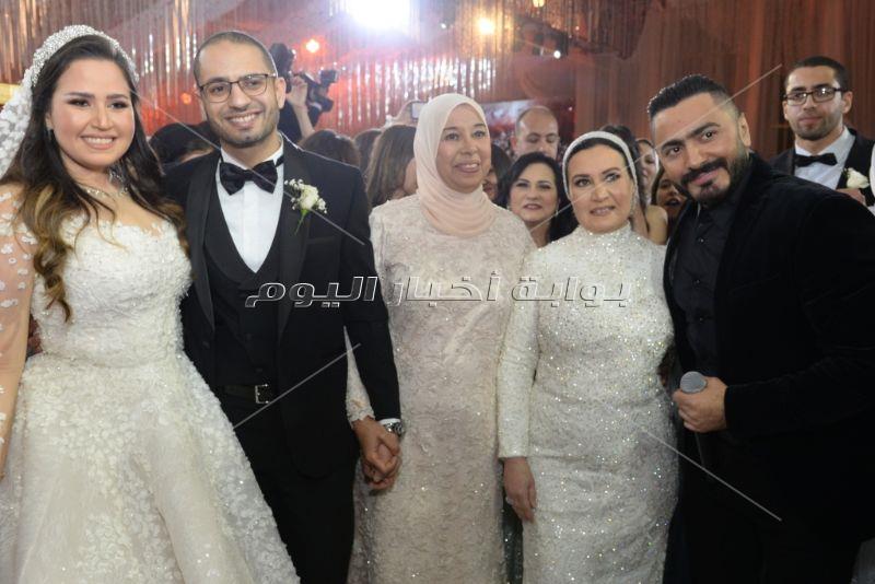 تامر حسني والليثي يُشعلان زفاف «أحمد وهنا»