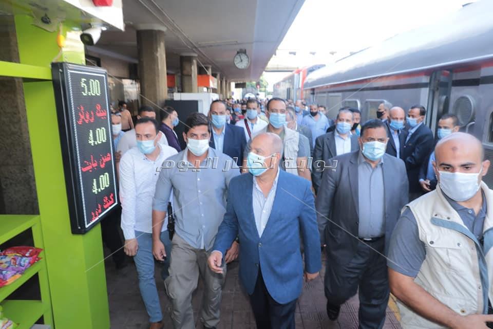 صور| "الوزير" يتفقد محطتي رمسيس والمنيا وورش عربات السكة الحديد ويوجه بالتطوير الفوري