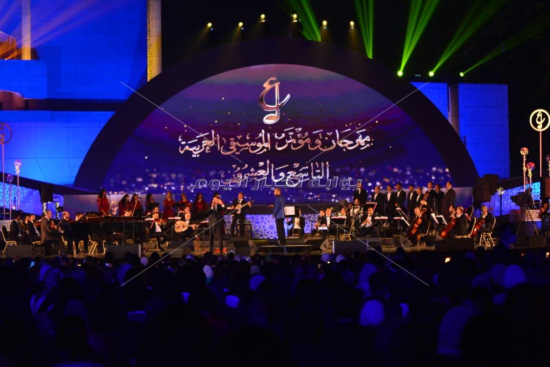  صور | مدحت صالح يُشعل مسرح النافورة بـ«مليونيرات»
