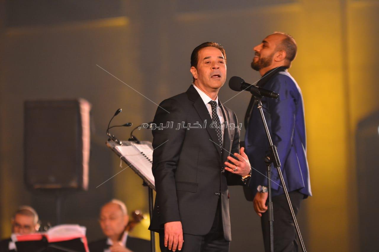  صور | مدحت صالح يُشعل مسرح النافورة بـ«مليونيرات»