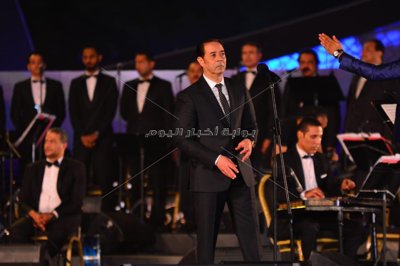  صور | مدحت صالح يُشعل مسرح النافورة بـ«مليونيرات»