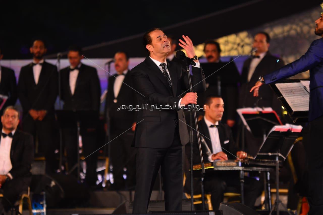  صور | مدحت صالح يُشعل مسرح النافورة بـ«مليونيرات»