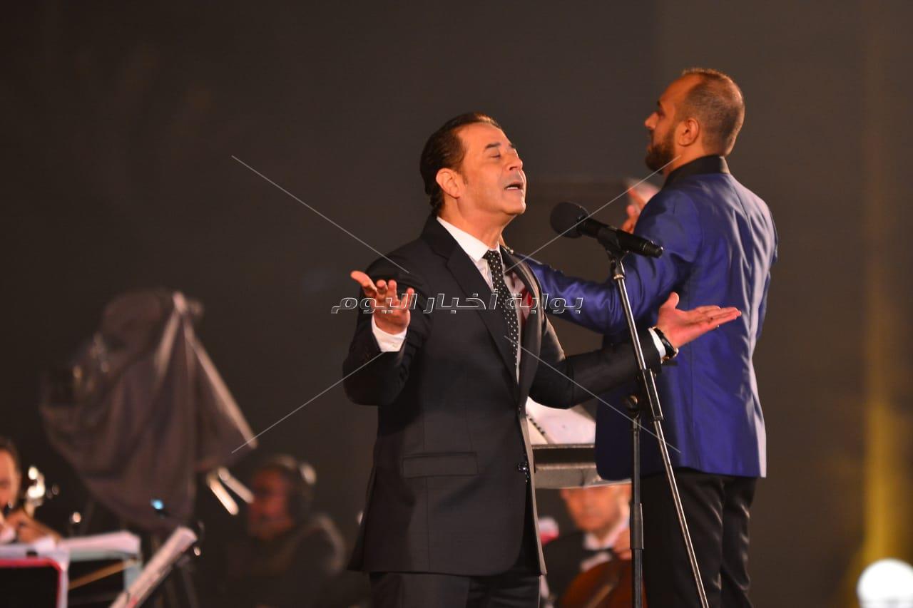  صور | مدحت صالح يُشعل مسرح النافورة بـ«مليونيرات»