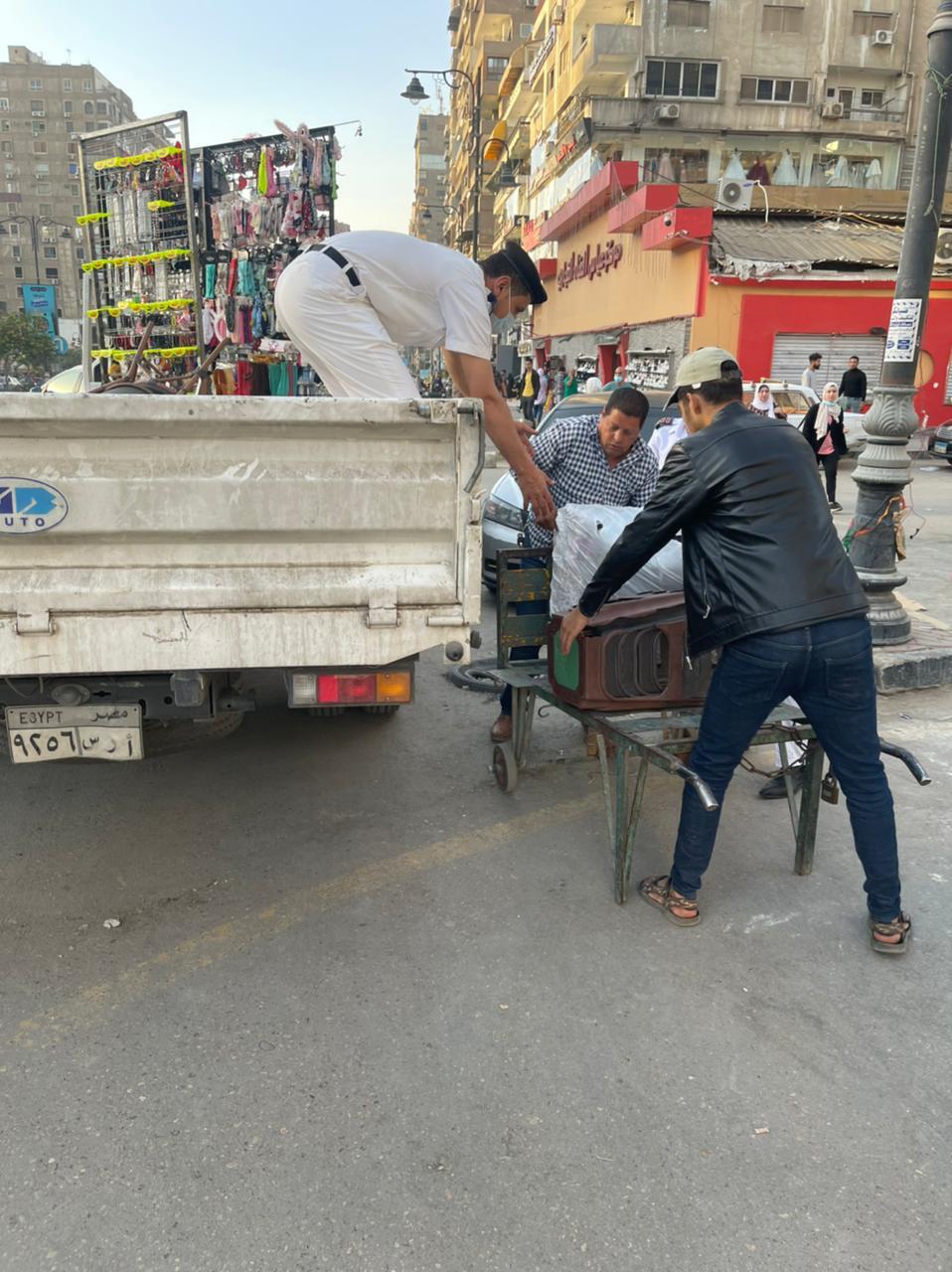 حملة أمنية بشارع عباس العقاد