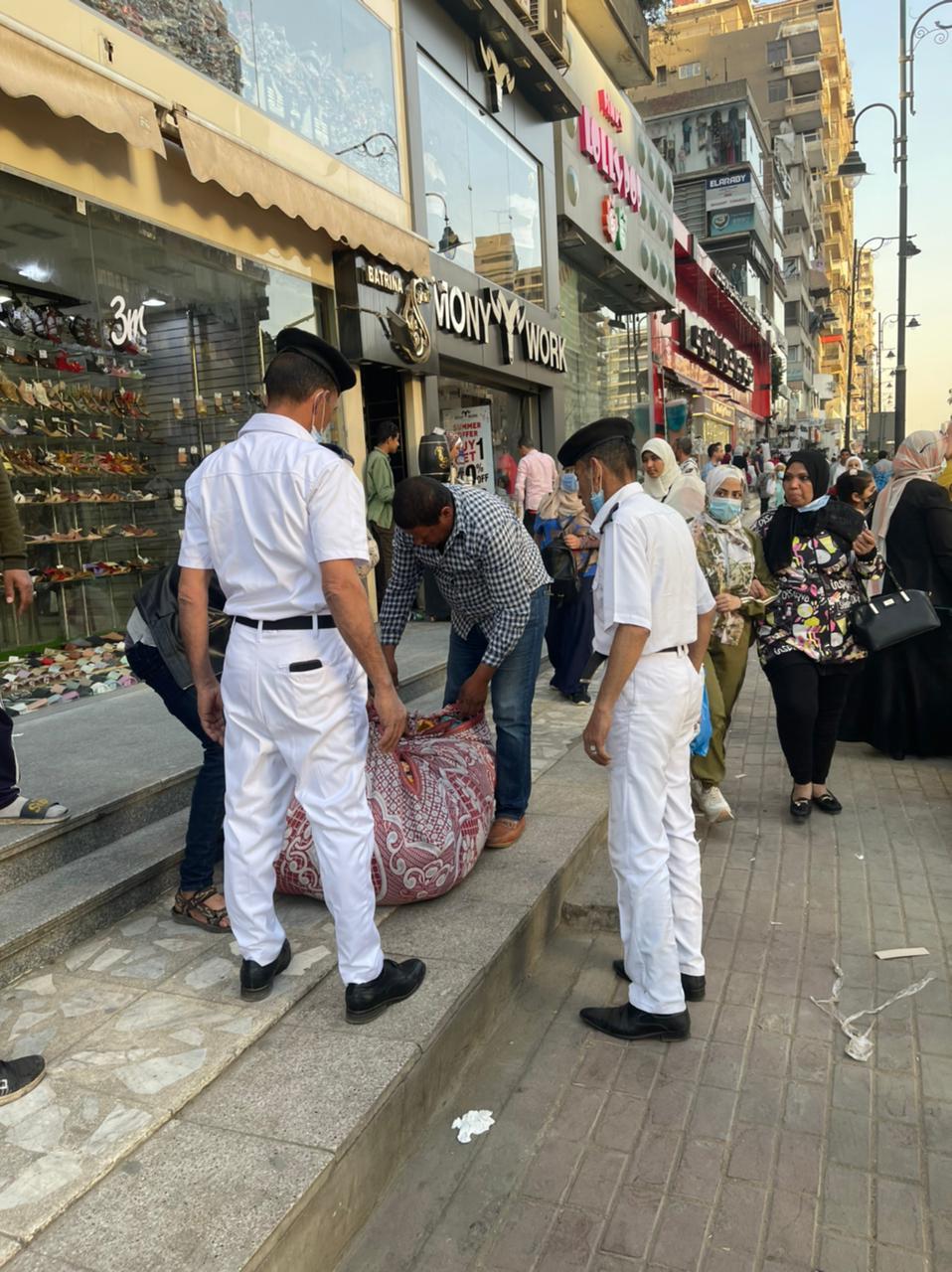 حملة أمنية بشارع عباس العقاد