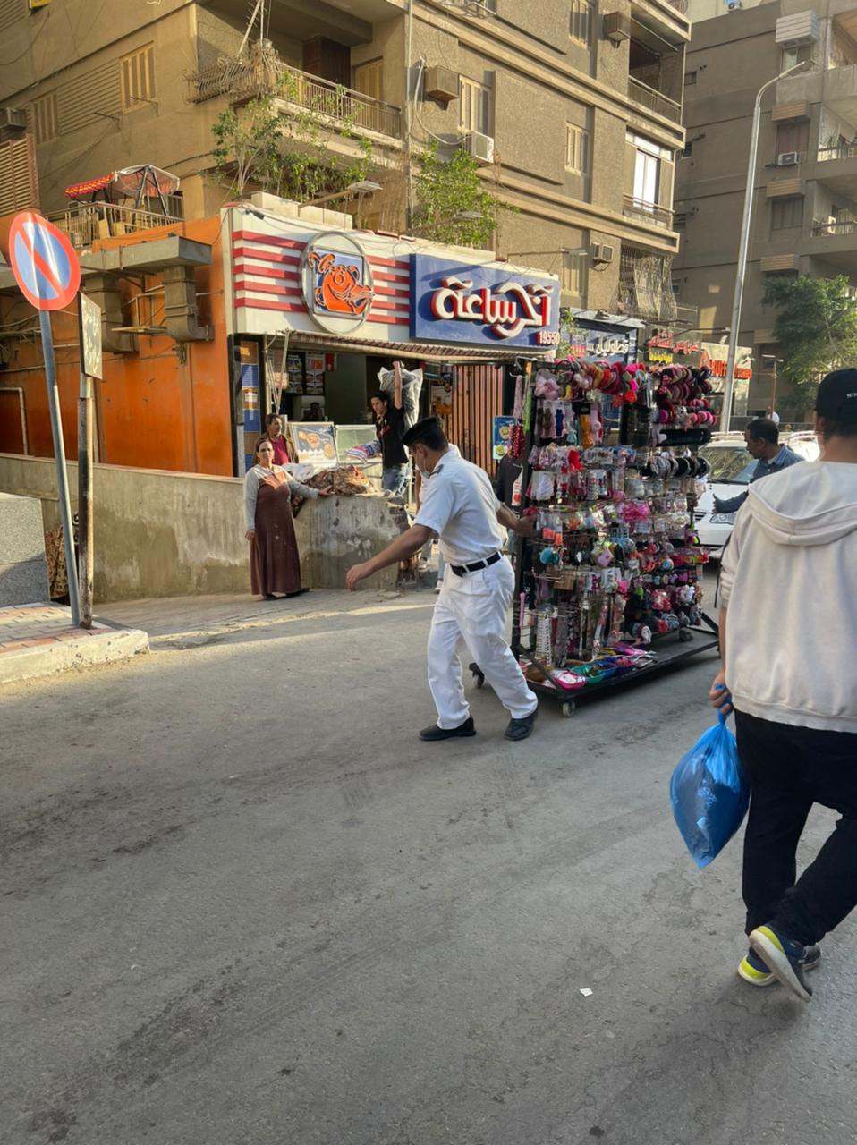 حملة أمنية بشارع عباس العقاد