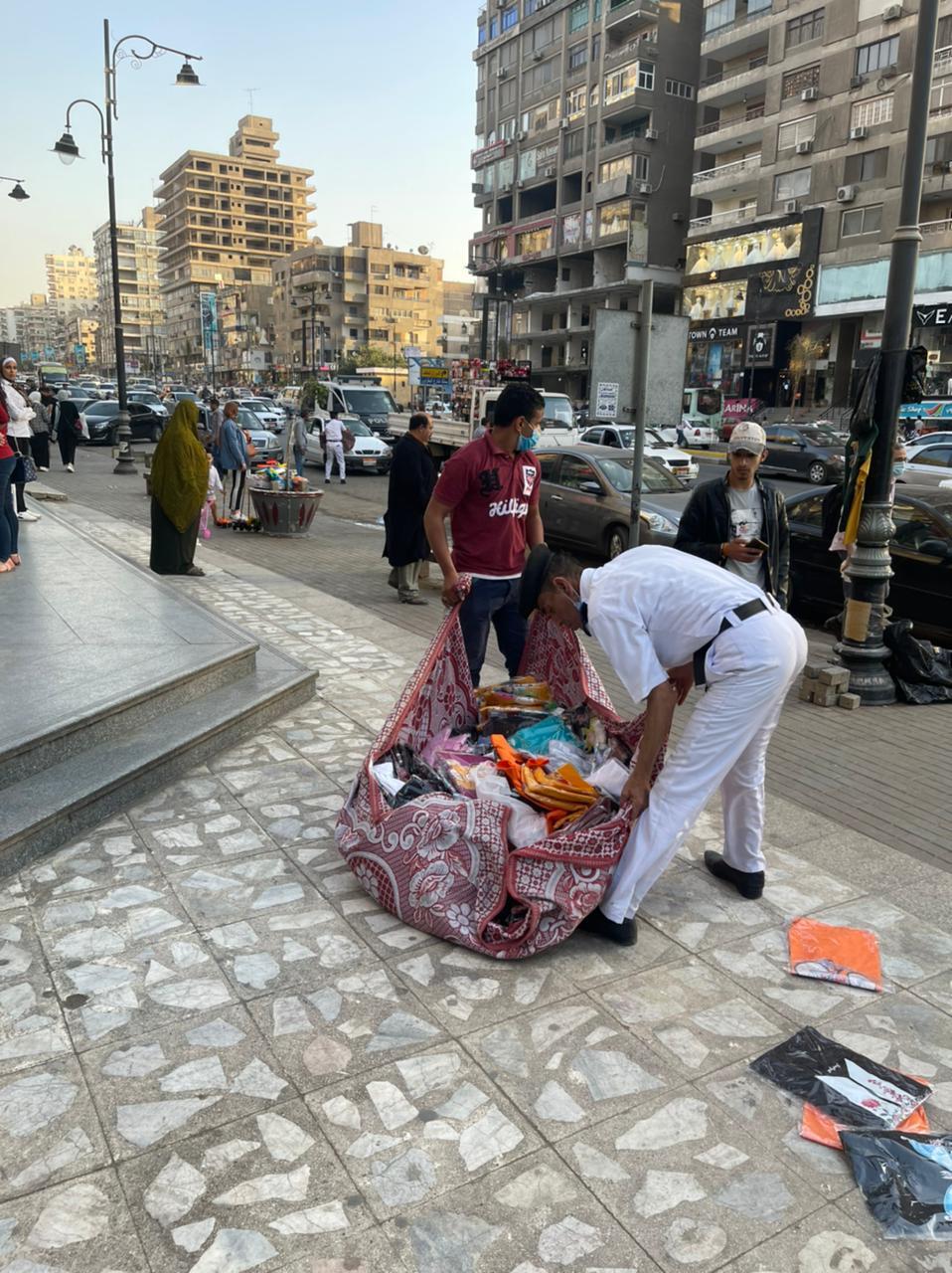 حملة أمنية بشارع عباس العقاد