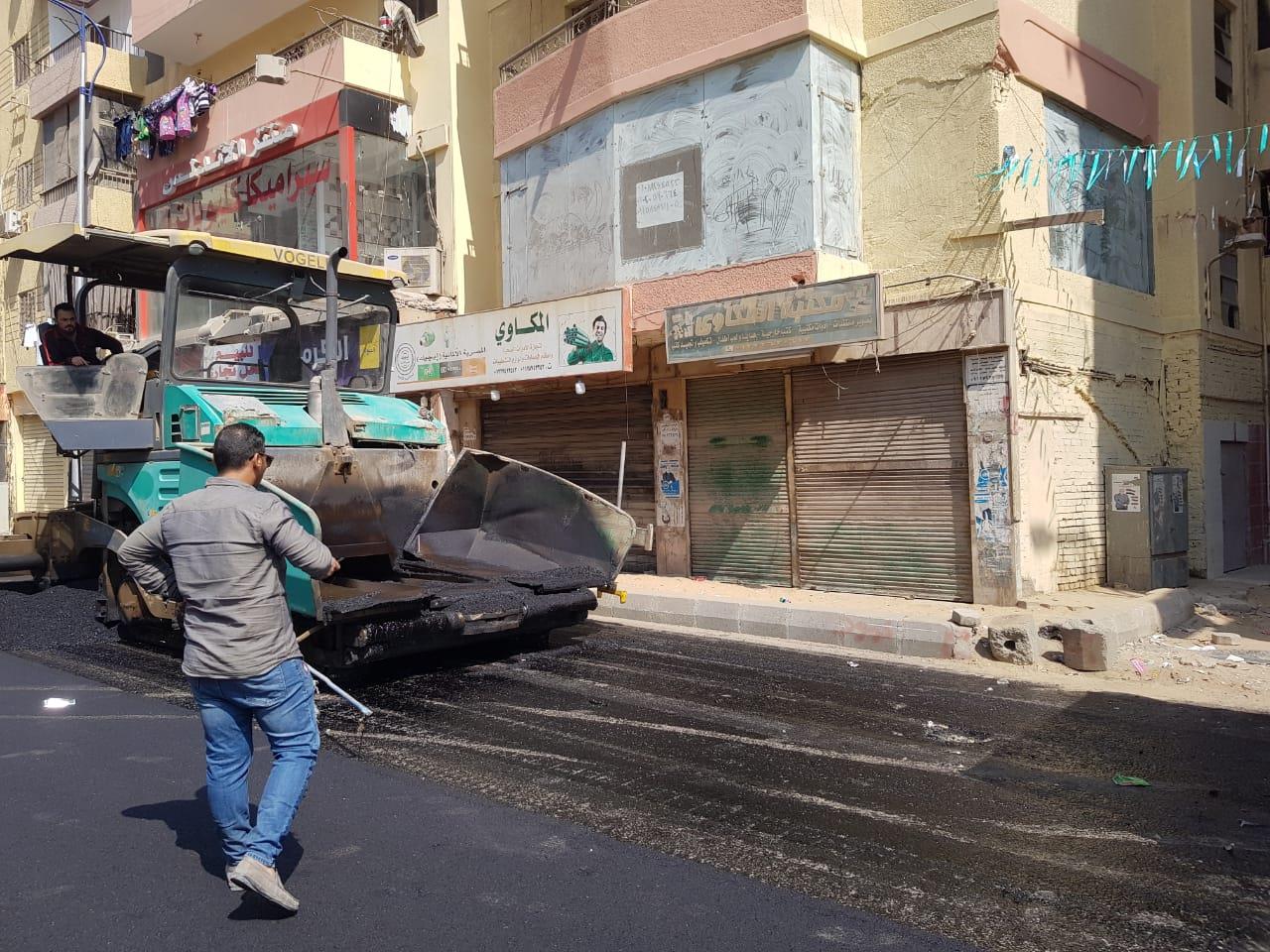 رصف شارع الزعيم السادات في الطالبية بالجيزة
