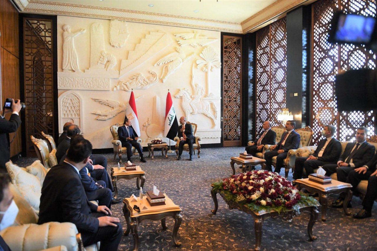 السيسي يلتقي نظيره العراقي في مستهل زيارته لبغداد
