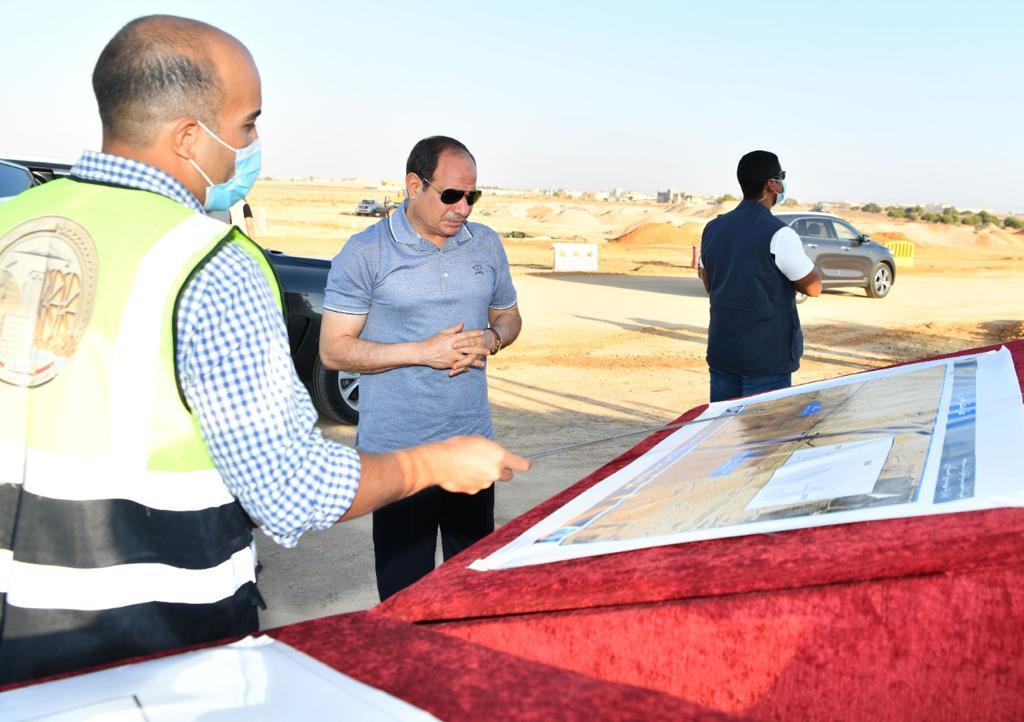 الرئيس السيسي يتفقد مشروعات تطوير محاور وطرق الساحل الشمالي 