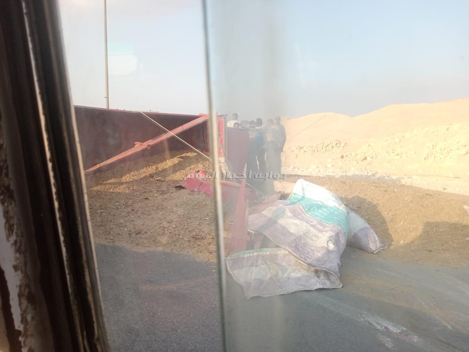 انقلاب سيارة بطريق الواحات