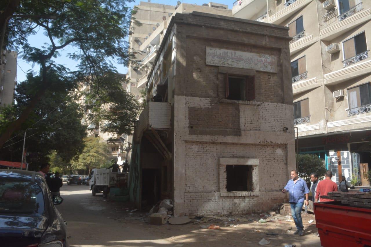 محافظة الجيزة تزيل أحد أقدم العقارات المخالفة المتعدية على خط التنظيم بالعمرانية 