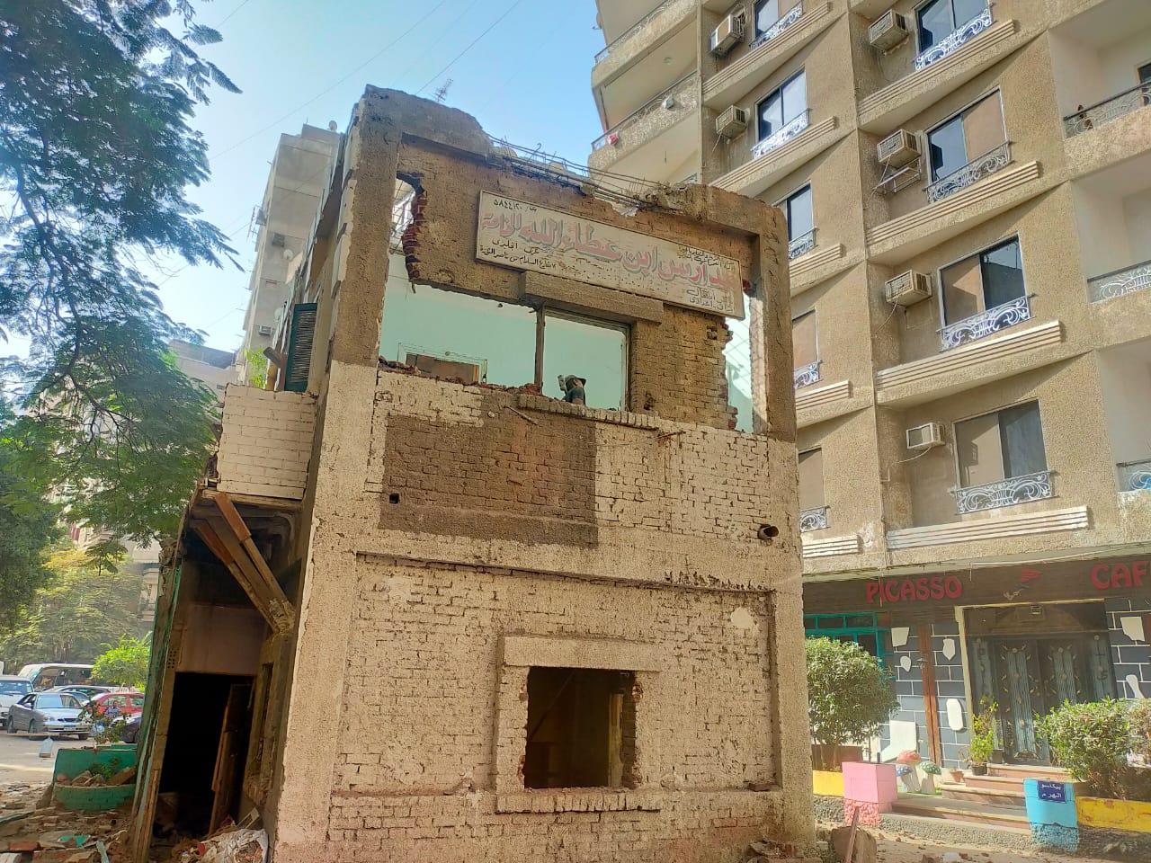 محافظة الجيزة تزيل أحد أقدم العقارات المخالفة المتعدية على خط التنظيم بالعمرانية 