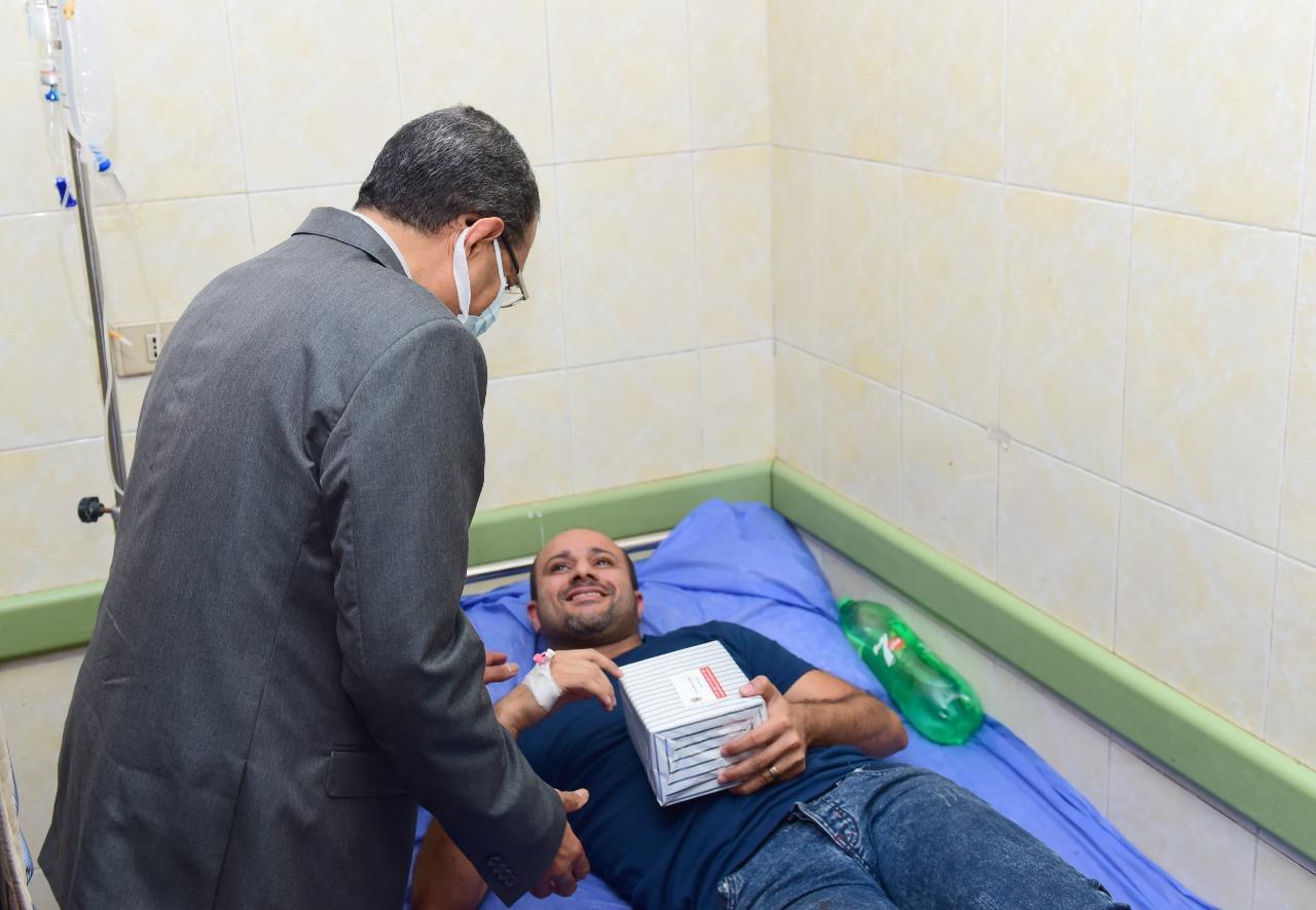 رئيس جامعة سوهاج يطمئن على الحالات المصابة بالتسمم الغذائي بطهطا 