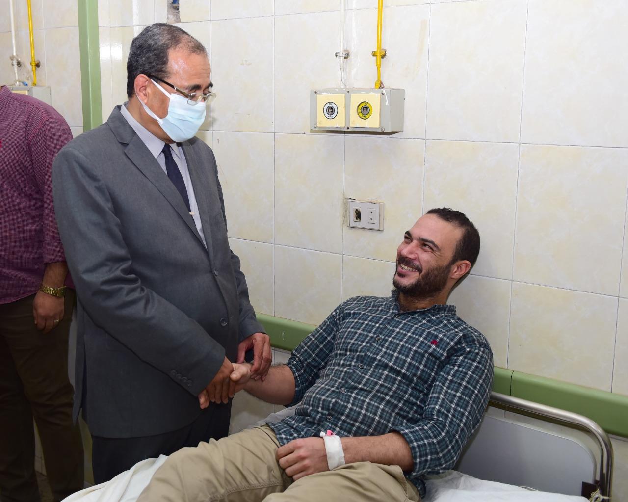 رئيس جامعة سوهاج يطمئن على الحالات المصابة بالتسمم الغذائي بطهطا 