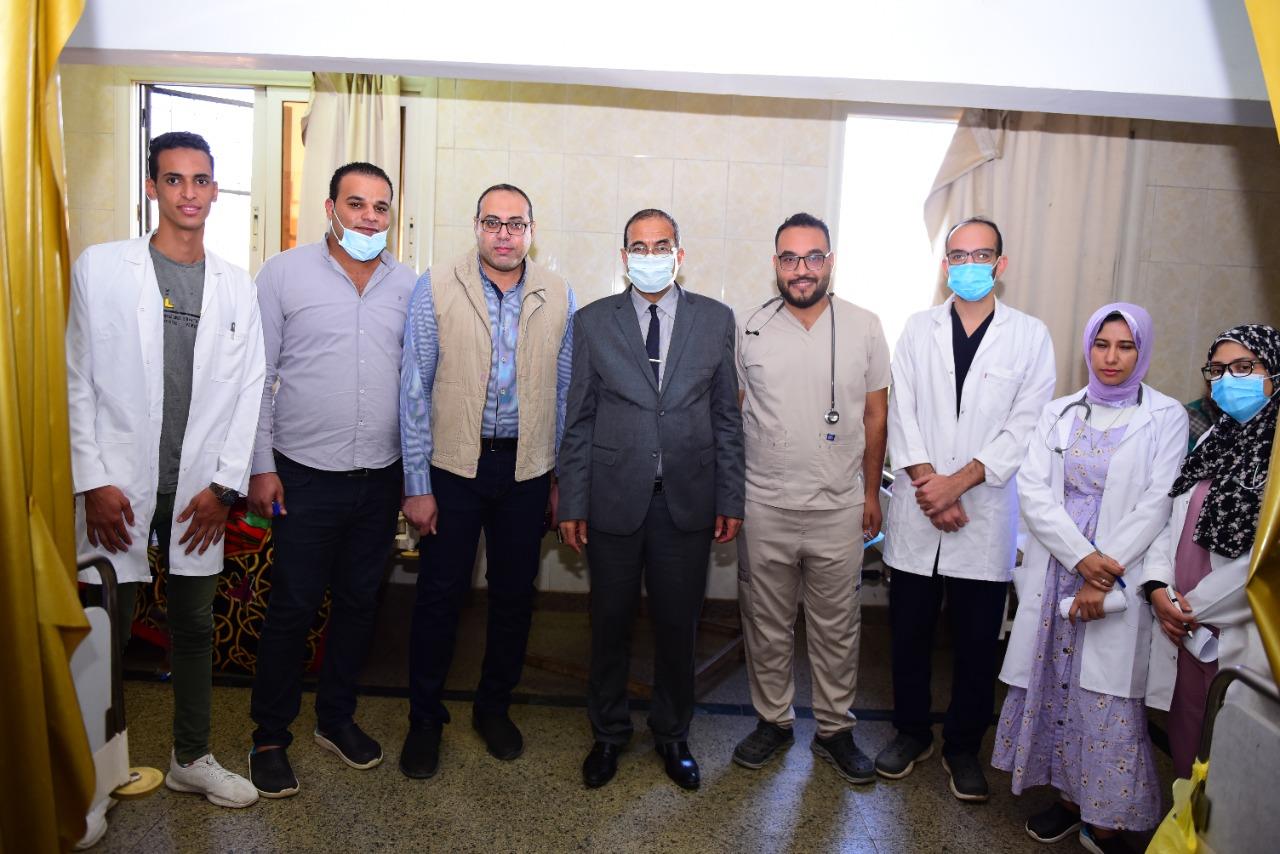 رئيس جامعة سوهاج يطمئن على الحالات المصابة بالتسمم الغذائي بطهطا 