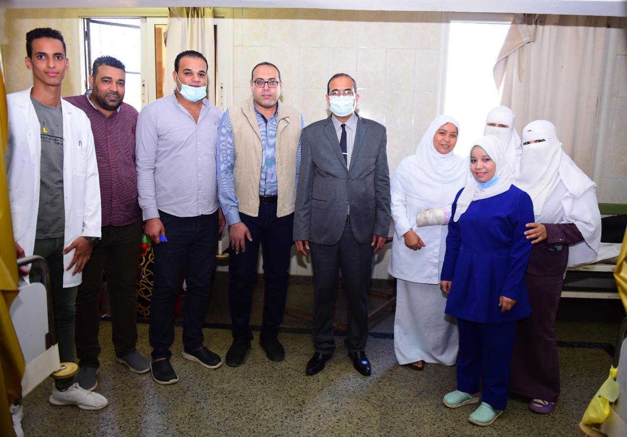 رئيس جامعة سوهاج يطمئن على الحالات المصابة بالتسمم الغذائي بطهطا 