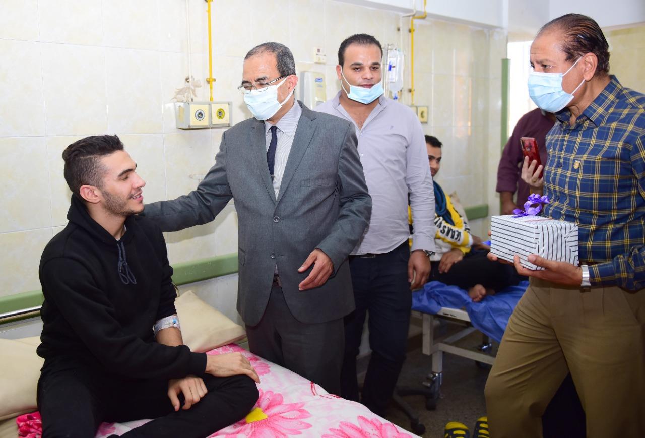 رئيس جامعة سوهاج يطمئن على الحالات المصابة بالتسمم الغذائي بطهطا 