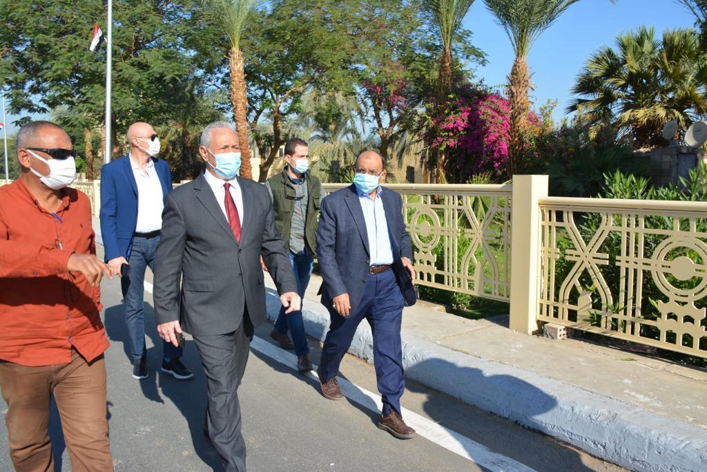 وزير التنمية المحلية يتابع  الاستعدادات النهائية لأعمال مشروع تطوير محيط طريق الكباش بالأقصر
