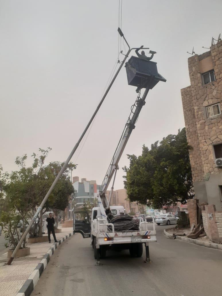 بسبب شدة الرياح  وفاة سيدة وسقوط اشجار واعمدة بالإسماعيلية 
