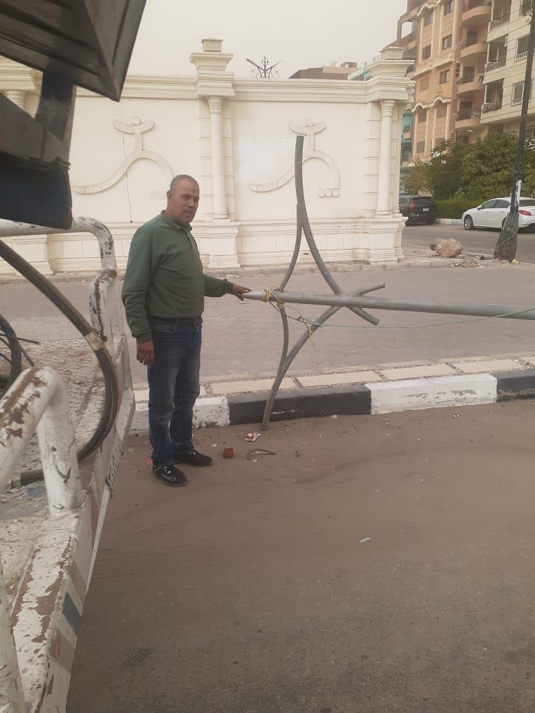بسبب شدة الرياح  وفاة سيدة وسقوط اشجار واعمدة بالإسماعيلية 